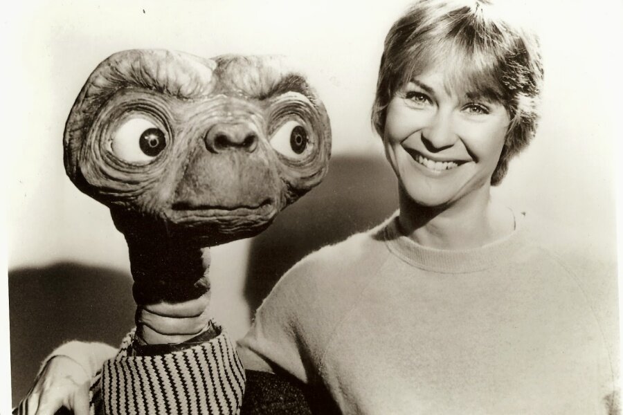 E.T. ve Elliot’ın Annesi Mary Arasındaki Cinsel Gerilimi Ortaya Çıkaran Silinmiş Sahnenin Arkasındaki Detay