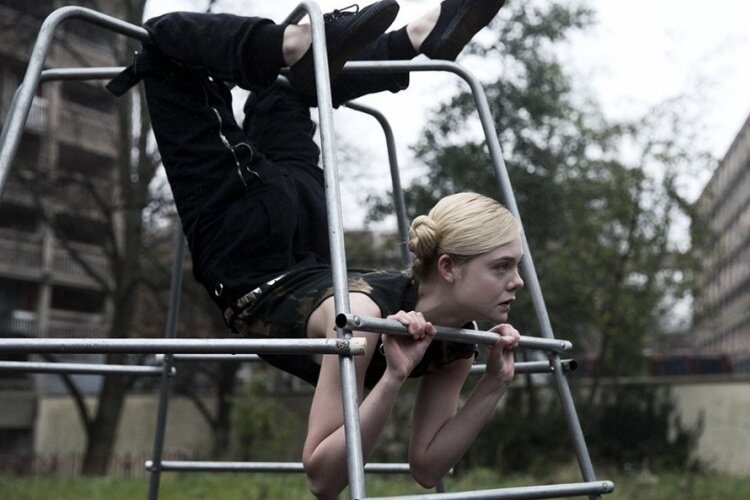 elle-fanning-partilerde-kiz-tavlama-sanati-filmloverss