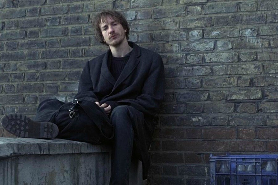 Naked: Önünden Geçip Gitmek Üzerine