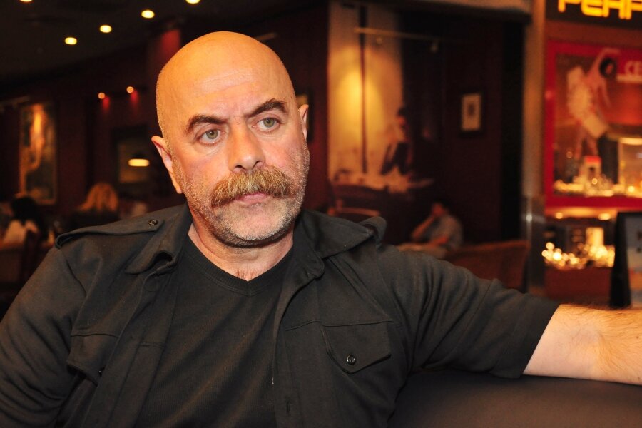 Ezel Akay’ın Yeni Filmi Dokuz Kere Leyla’nın Başrollerinde Uğur Yücel ve Demet Akbağ Yer Alacak