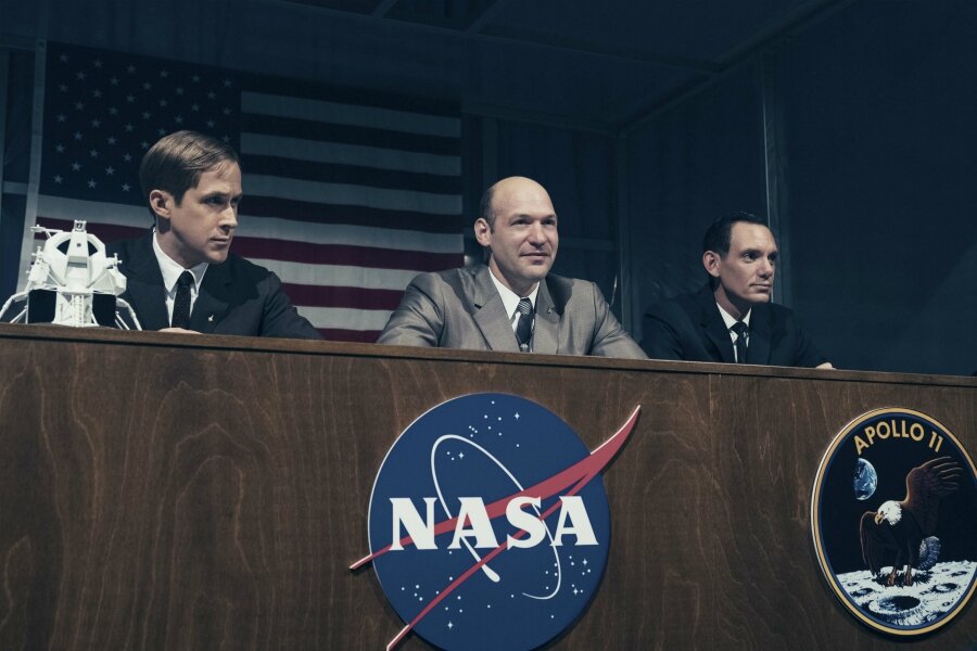 First Man’de Neil Armstrong’un Amerikan Bayrağını Ay’a Diktiği Sahnenin Gösterilmemesi Tartışmalara Neden Oldu