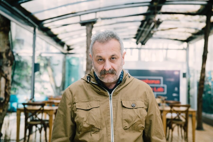 Onur Ünlü: “Bana Kalırsa Senaryo Yazmak, Film Çekmekten Daha Zor.”