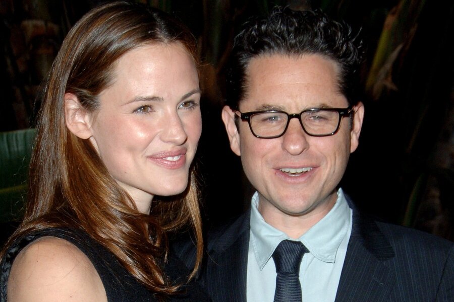 Jennifer Garner ve J.J. Abrams, Apple’ın Yeni Dizisi My Glory Was I Had Such Friends İçin Yeniden Bir Araya Geliyor