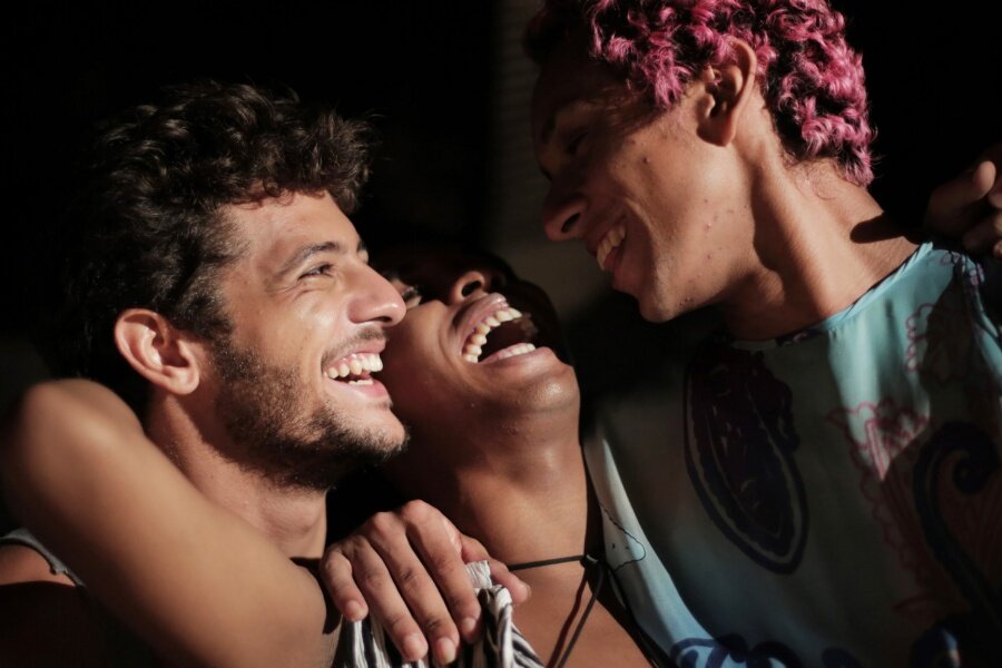 Pembe Hayat Kuirfest, Gökkuşağı Altında Seçkisinde Yer Alan Filmleri Açıkladı