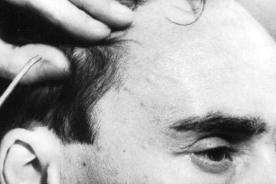 De man die zijn haar kort liet knippen