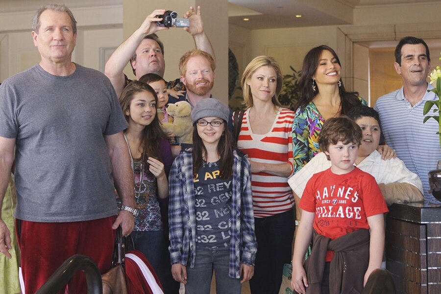 RTÜK, Modern Family Dizisine Genel Ahlaka Aykırı Olduğu Gerekçesiyle İki Program Durdurma ve İdari Para Cezası Verdi