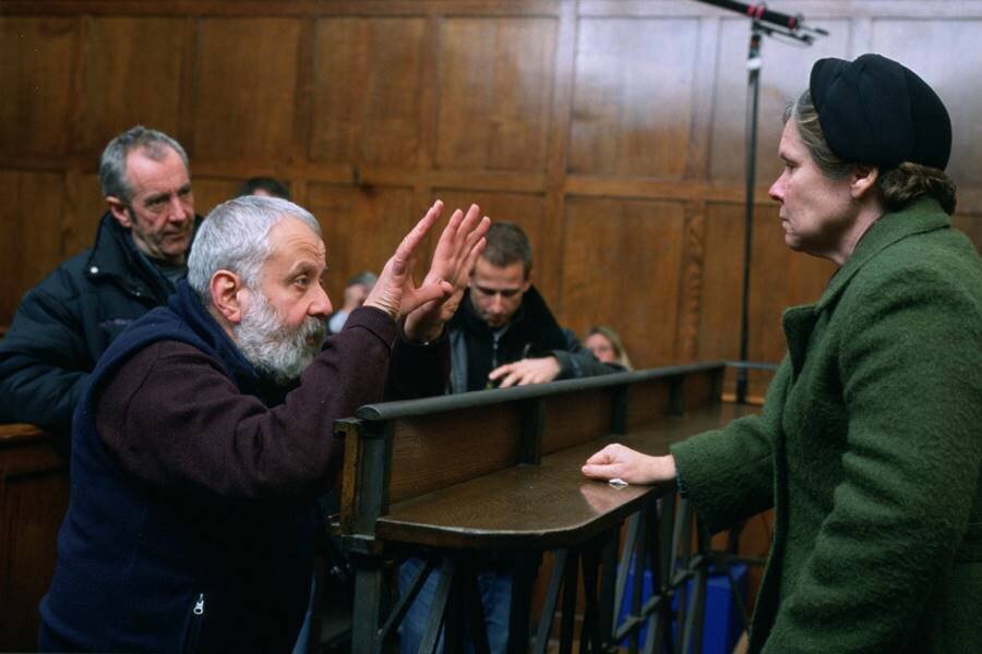 Mike Leigh, Netflix ve Amazon’un da Diğer Hollywood Stüdyoları Gibi Sinemacıların İşine Karıştığını Düşünüyor