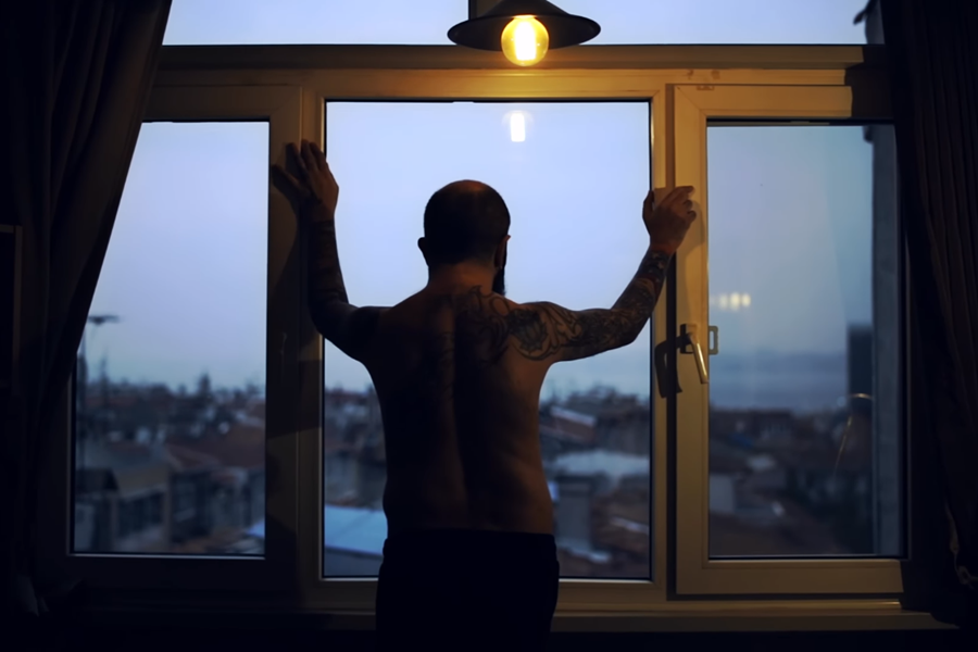 BluTV ve 140journos İş Birliğinde Hazırlanan Yeni Belgesel Serisi Sıkışmışlık Çok Yakında İzleyici ile Buluşacak