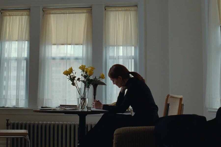 İlk Bakış: Luca Guadagnino‘nun Julianne Moore’lu Kısa Filmi The Staggering Girl