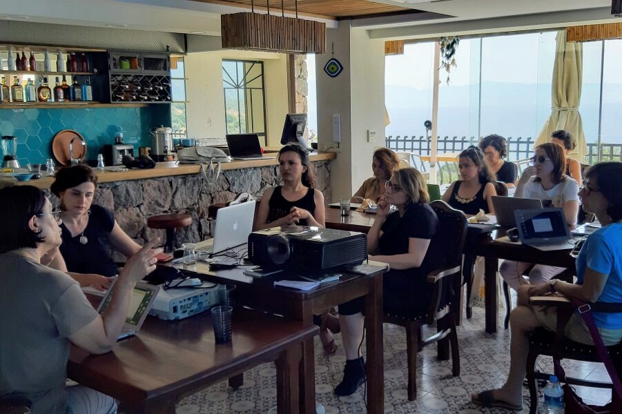 Kameralı Kadınlar Platformu, Senaryo Atölyelerinin İlkini Assos’ta Gerçekleştirdi