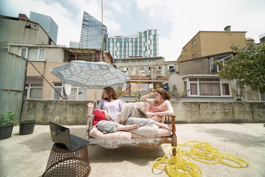 Nazlı Bulum ve Kübra Balcan’ın Rol Alacağı, Zeynep Dilan Süren’in Yazıp Yöneteceği Büyük İstanbul Depresyonu Desteklerinizi Bekliyor