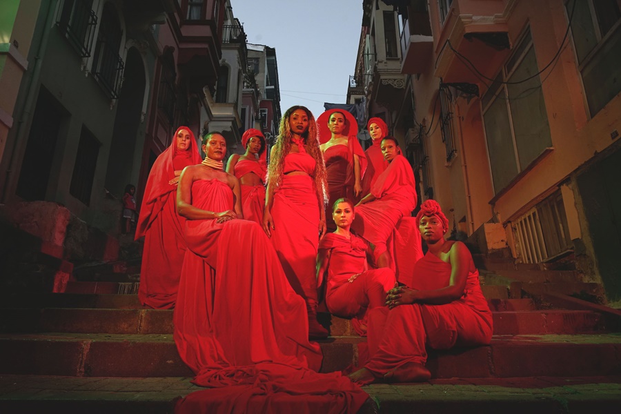 Kıvılcım Akay İmzalı Amina, BluTV’de Yayınlandı