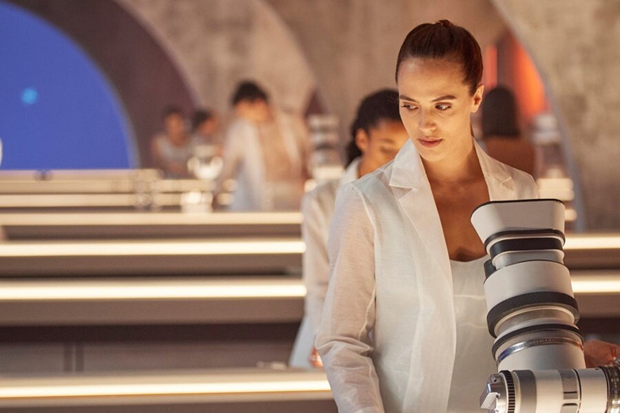 Brave New World ve Angelyne Gibi Peacock Orijinal Dizilerinden İlk Fragmanlar Yayınlandı