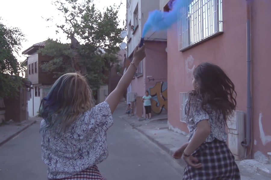 Azra Deniz Okyay’ın İlk Uzun Metraj Filmi Hayaletler’den Tanıtım Fragmanı Yayınlandı