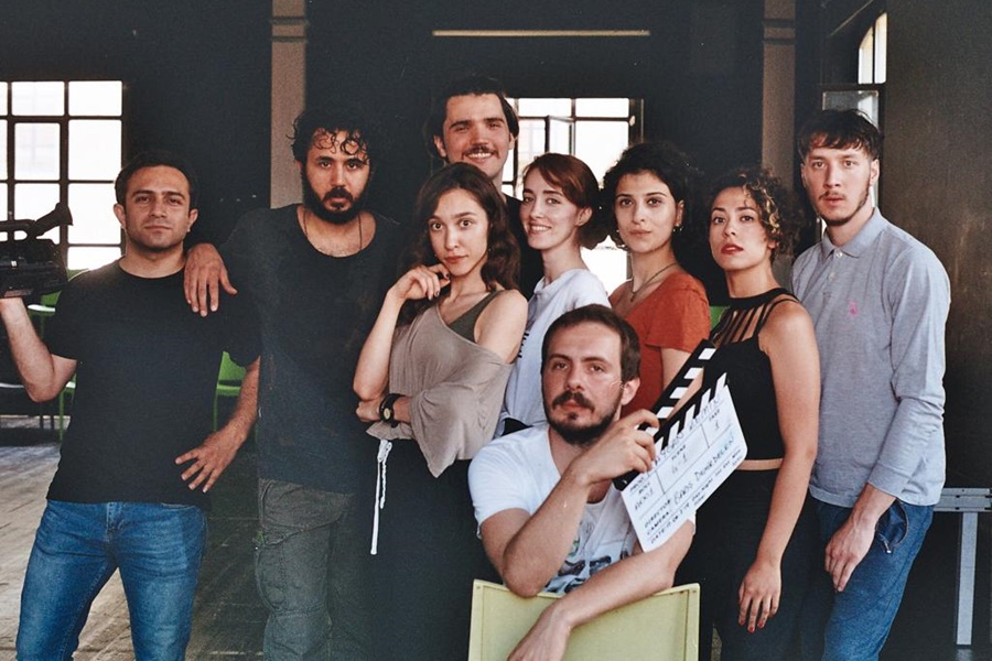 Kaygan Zemin Dizisi YouTube’da Yayınlanmaya Başladı