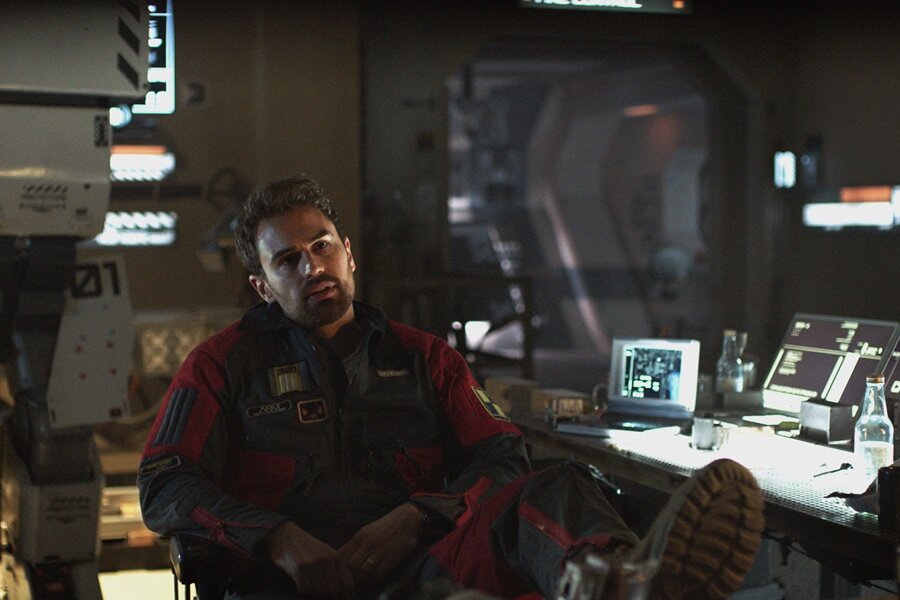 Stacy Martin ve Theo James’li Bilimkurgu Filmi Archive’dan Fragman Yayınlandı