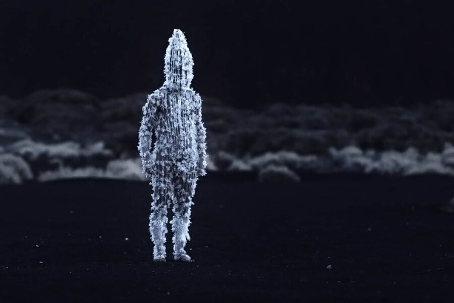 Beyaz Üstüne Beyaz – Blanco en blanco