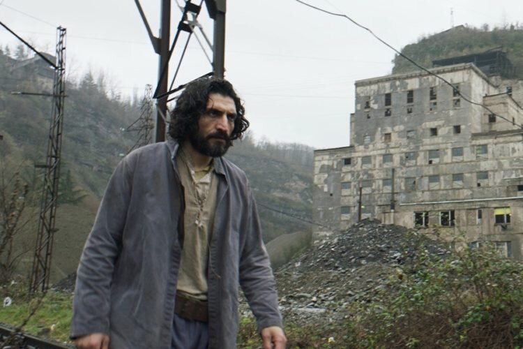 Gölgeler İçinde