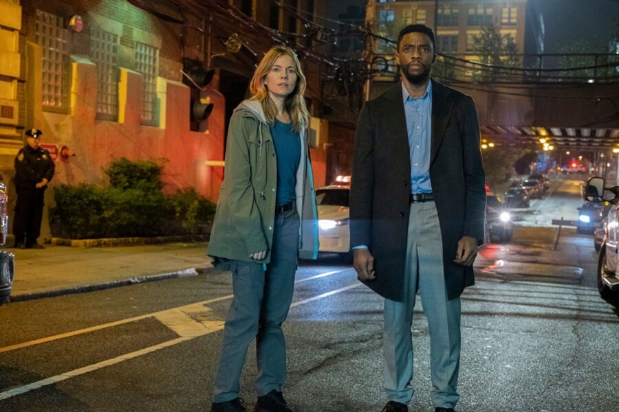 Sienna Miller, 21 Bridges Filminden İstediği Ücreti Almasını Chadwick Boseman’ın Sağladığını Açıkladı