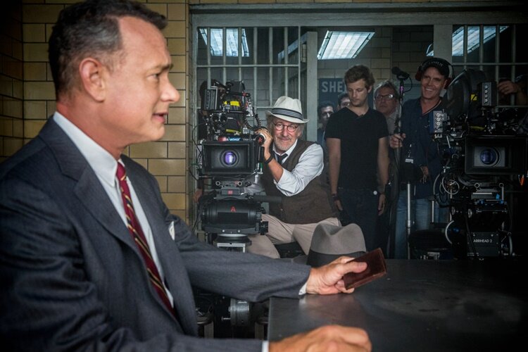 Bios başrolü Tom Hanks Steven Spielberg setinde.