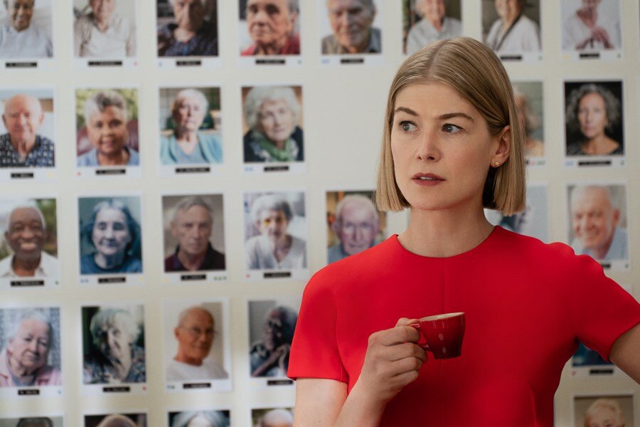 Rosamund Pike ve Peter Dinklage’lı I Care a Lot Filminden Fragman Yayınlandı
