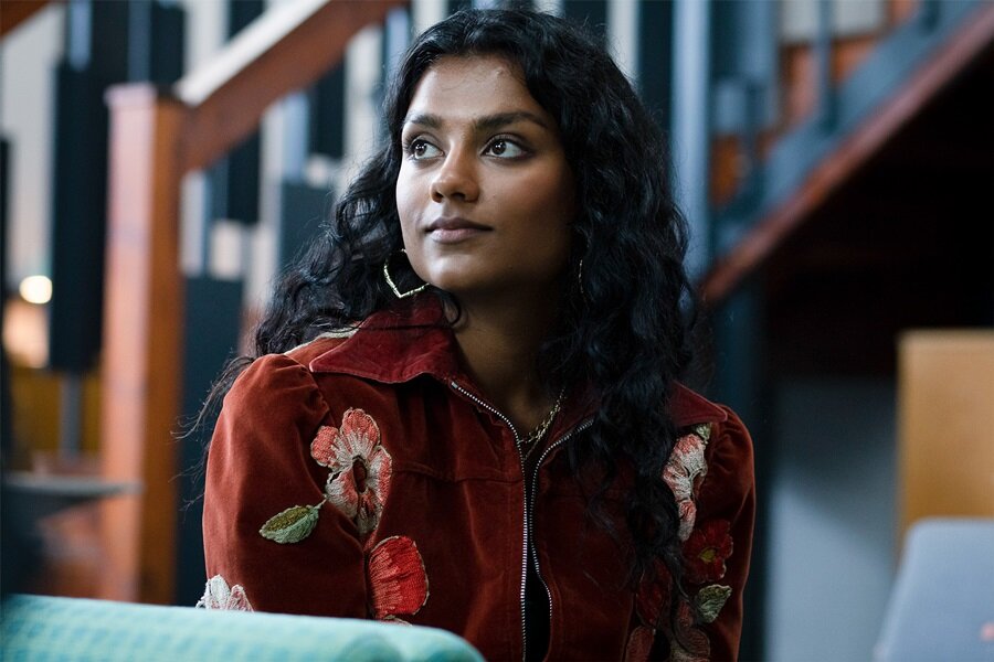 Simone Ashley, Bridgerton Dizisinin 2. Sezonunda Ana Karakterlerden Birini Canlandıracak