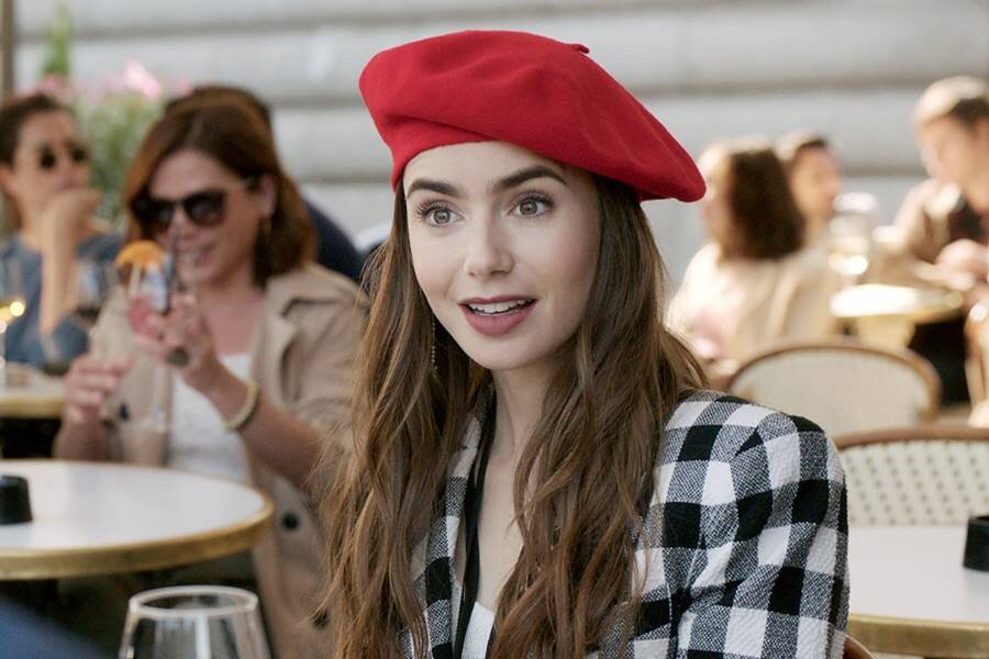 Lena Dunham’ın Yöneteceği Polly Pocket Filminin Başrolünde Lily Collins Yer Alacak