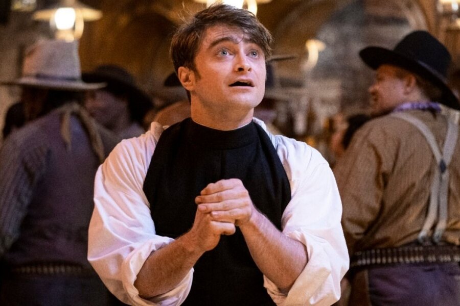 Steve Buscemi ve Daniel Radcliffe’li Miracle Workers Dizisinin 3. Sezonundan Yeni Fragman Yayınlandı