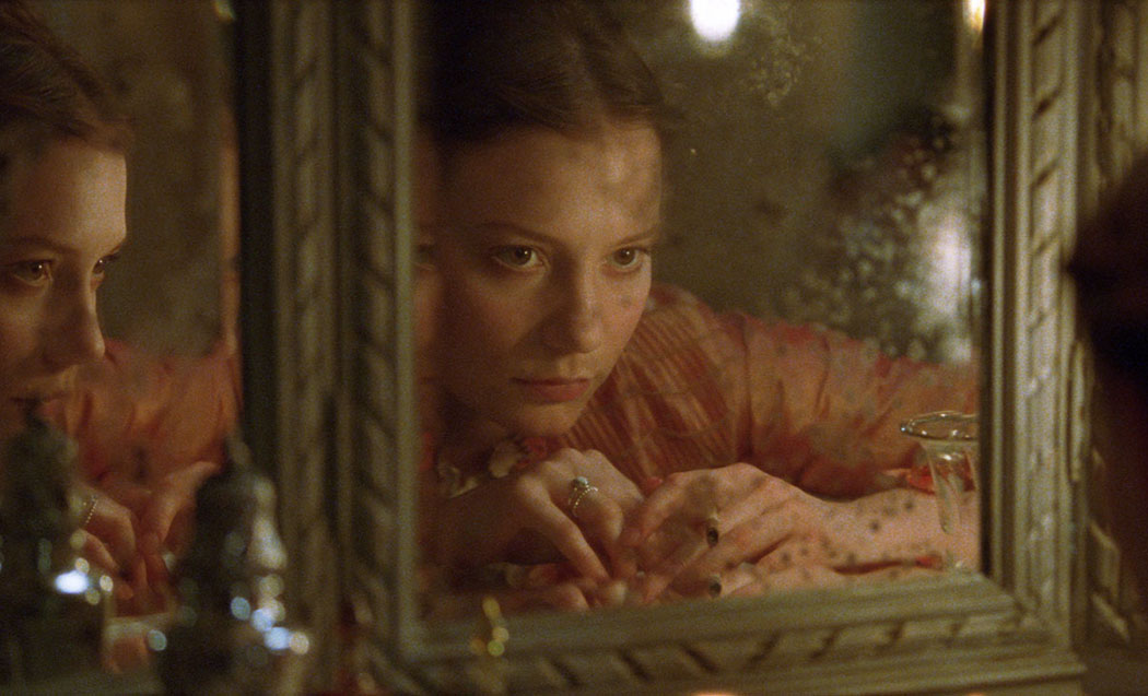 Yeni Madam Bovary Uyarlamasından İlk Görseller Yayınlandı