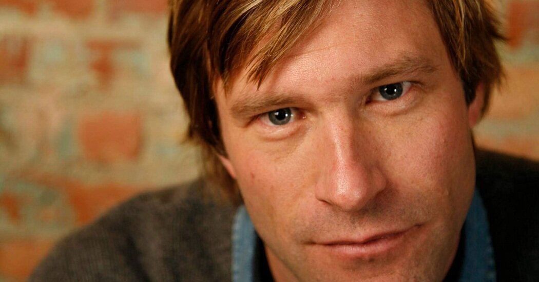 Aaron Eckhart Seksi Bir Canavara Dönüştü